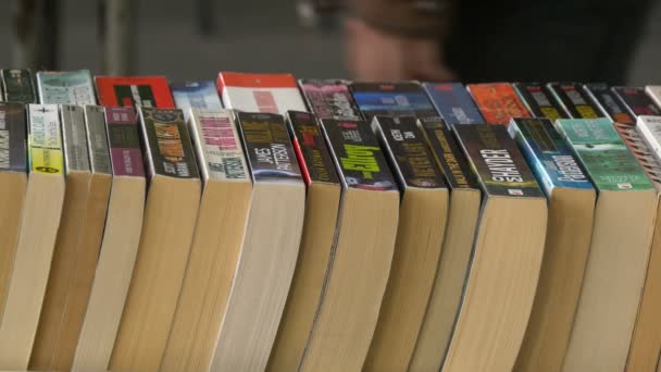 Primer Plano Una Pila Libros — Vídeos de Stock