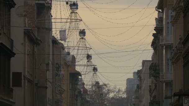 Guirlandes Légères Dans Une Rue — Video