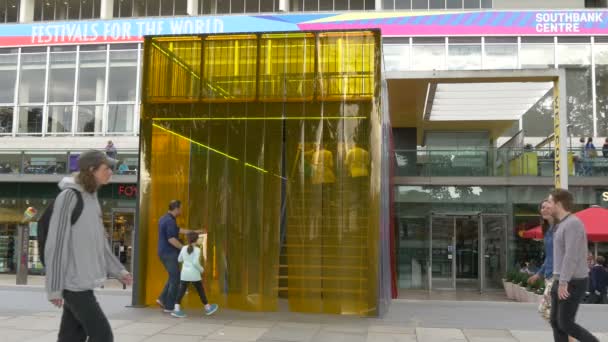 サウスバンクセンターへの黄色の入り口 — ストック動画
