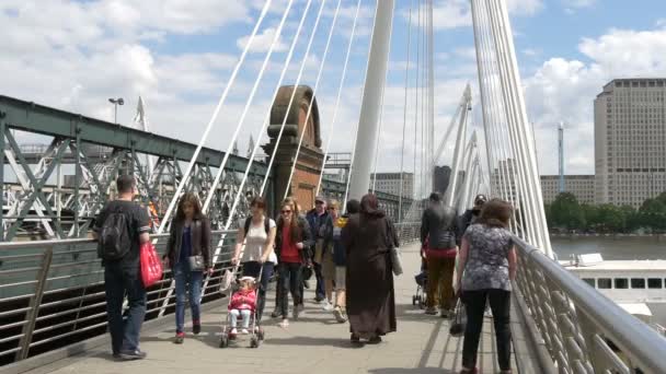 Mensen Lopen Golden Jubilee Bridge Londen — Stockvideo