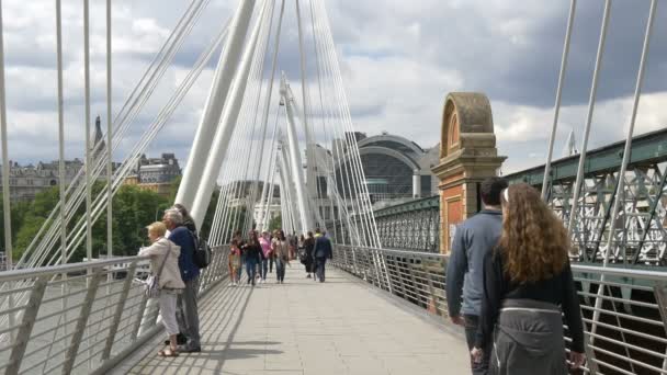 Persone Che Camminano Sul Golden Jubilee Bridge — Video Stock