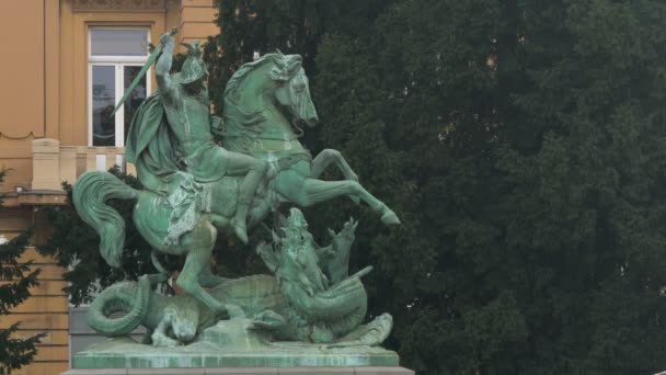 Eine Grüne Reiterstatue — Stockvideo