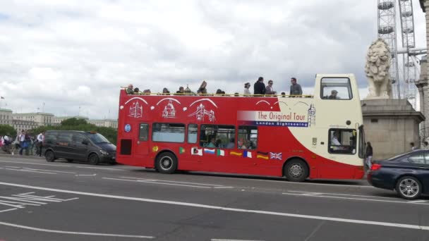 Zwiedzanie Autobusów Turystycznych Jazdy Westminster Bridge — Wideo stockowe
