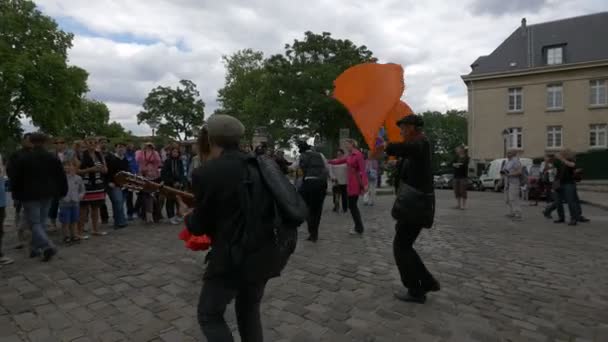 Pouliční Umělci Tančí Zpívají Náměstí — Stock video