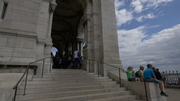 Люди Сидящие Лестнице Входа Сакр Кур — стоковое видео