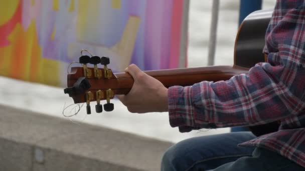 Suonare Chitarra Città Giorno — Video Stock