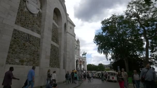 Ludzie Spacerujący Rue Azais Pobliżu Sacr Cur — Wideo stockowe