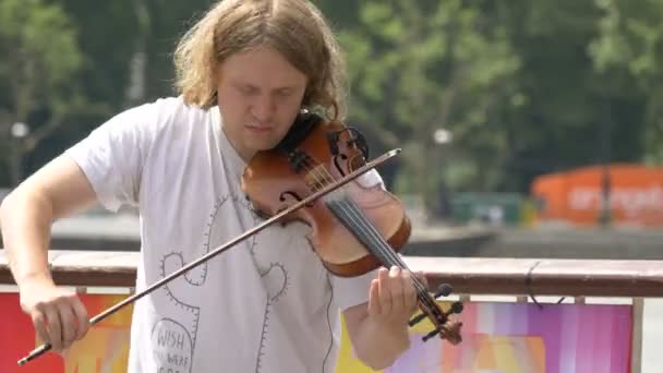 Homem Tocando Violino Rua — Vídeo de Stock
