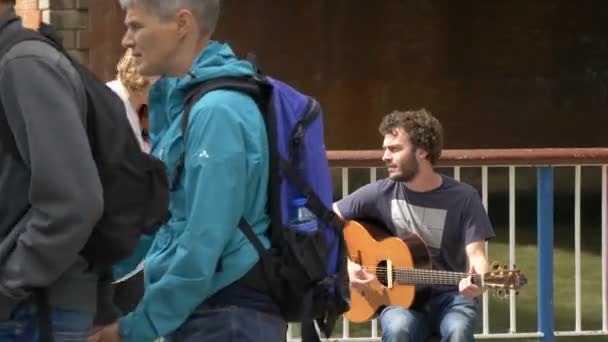 ギターとバイオリンを弾いている二人の男 — ストック動画