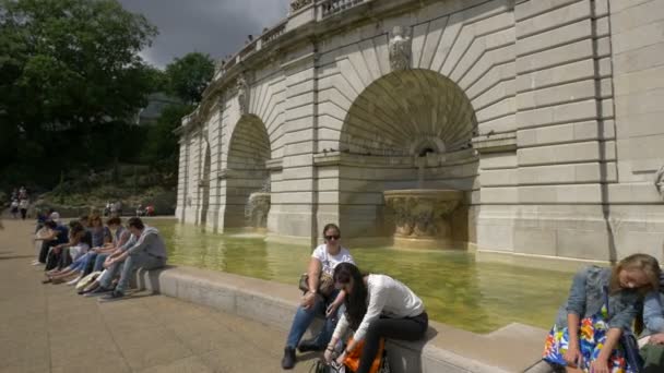 Odpoczywając Przy Fontannie Sacre Coeur — Wideo stockowe