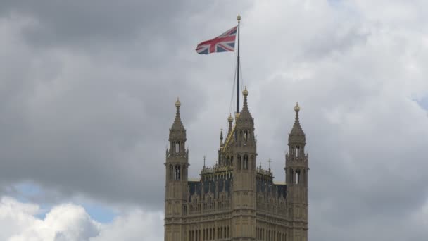 Σημαία Κυματίζει Στο Παλάτι Του Πύργου Westminster — Αρχείο Βίντεο