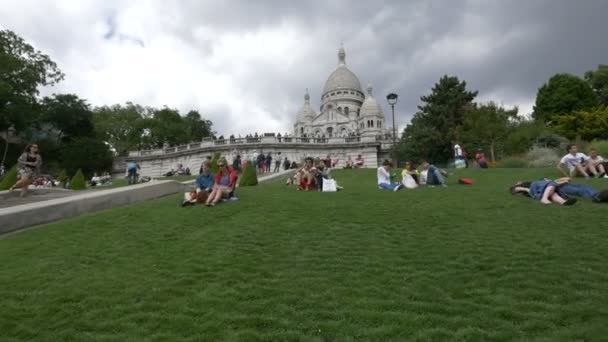 Touristes Reposant Devant Sacré Cœur — Video