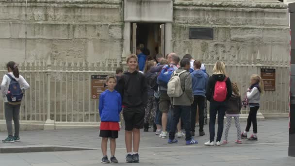 Δύο Αγόρια Χαμογελούν Για Φωτογραφίες Στο Δρόμο — Αρχείο Βίντεο