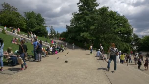 Turisti Rilassanti Sulle Scale Sacre Coeur — Video Stock