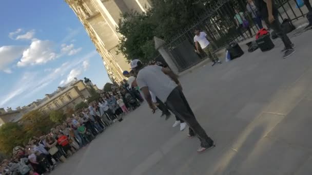 Straatartiesten Dansen Een Plein — Stockvideo