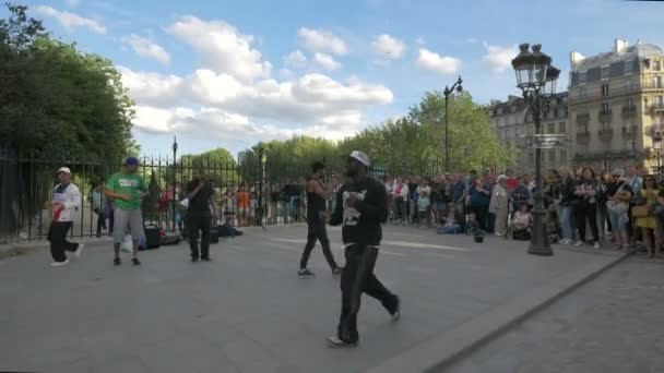 Bailando Cerca Catedral Notre Dame — Vídeos de Stock