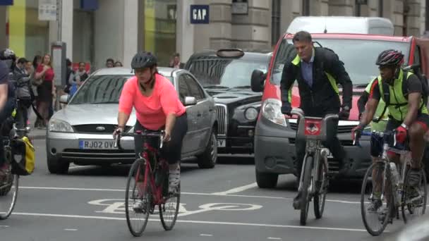 路上で車や自転車を運転する — ストック動画