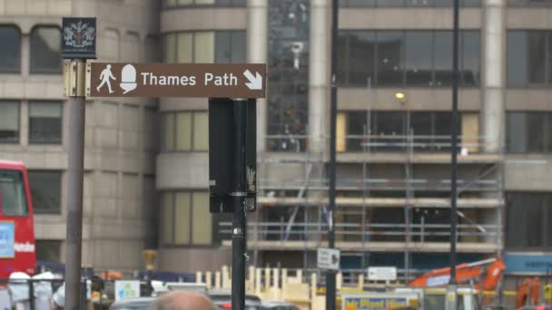 Thames Πινακίδα Μονοπάτι Στο Δρόμο — Αρχείο Βίντεο