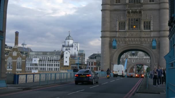 Bilar Som Kör Tower Bridge — Stockvideo