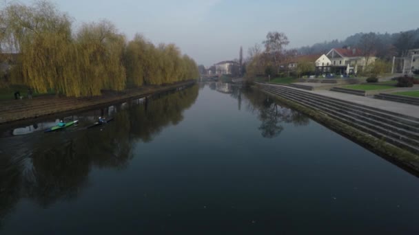 Dos Personas Navegando Kayak Por Río — Vídeos de Stock