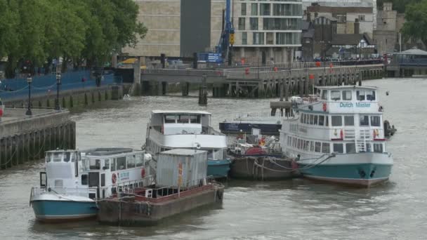 Boote Auf Der Themse London Festgemacht — Stockvideo
