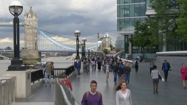 Turistas Andando Mais Londres Riverside — Vídeo de Stock