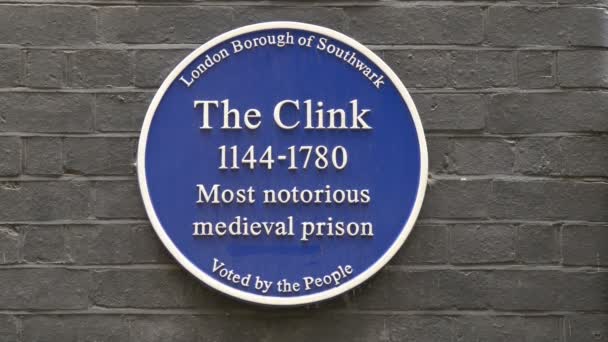 Teken Met Informatie Bij Clink Prison Museum — Stockvideo
