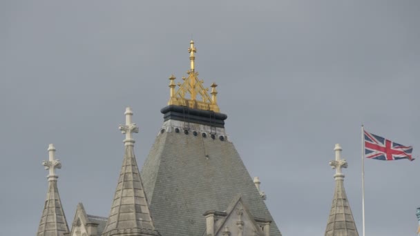 Torre Com Decorações Douradas Ponte Torre — Vídeo de Stock