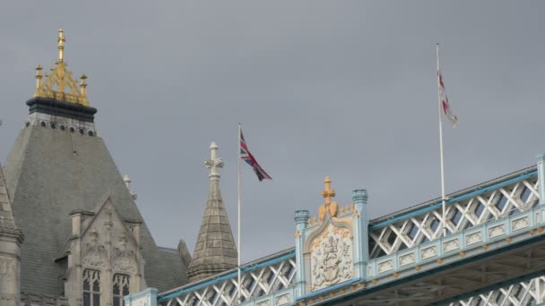 Angol Zászlók Lobognak Tower Bridge Tetején — Stock videók