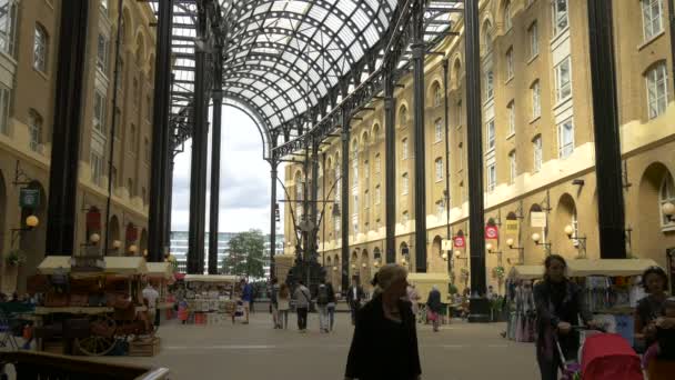 Les Gens Marchent Dans Hay Galleria Londres — Video