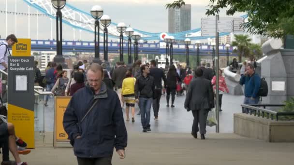 Turistas Andando Mais Londres Riverside — Vídeo de Stock