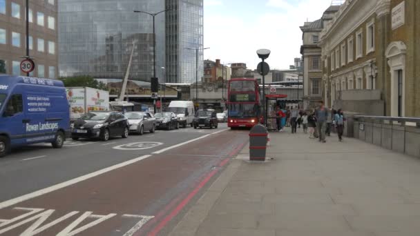 Köra Bil Och Buss Gata London — Stockvideo