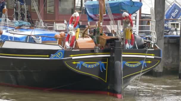Den Cladys Harwich Båten Ankrade Stranden — Stockvideo