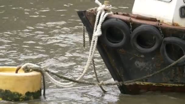 Vieux Bateau Amarré Dans Eau — Video