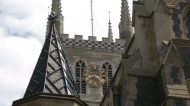 Southwark Katedrali 'nin altın saatinin alçak açısı
