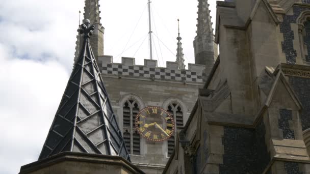 Χαμηλή Γωνία Του Χρυσού Ρολογιού Του Καθεδρικού Ναού Southwark — Αρχείο Βίντεο