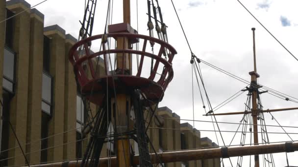 Primer Plano Del Mástil Del Buque Golden Hinde — Vídeo de stock