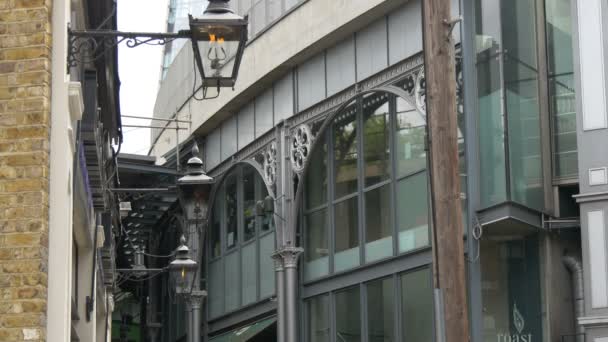 Pouliční Lampy Visící Stěnách Budovy — Stock video