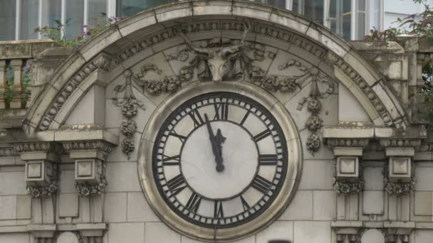 Fechar Relógio Num Edifício — Vídeo de Stock