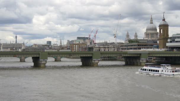 伦敦泰晤士河上航行的船 — 图库视频影像