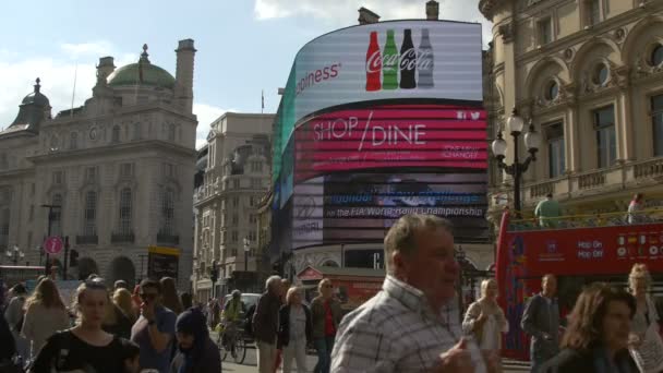 런던의 피카딜리 서커스에서 사람들 — 비디오