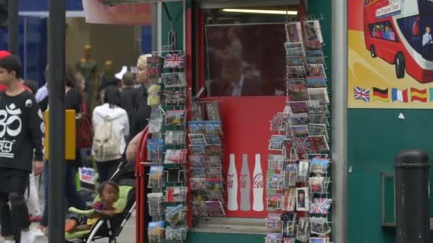 Tienda Recuerdos Con Postales — Vídeos de Stock