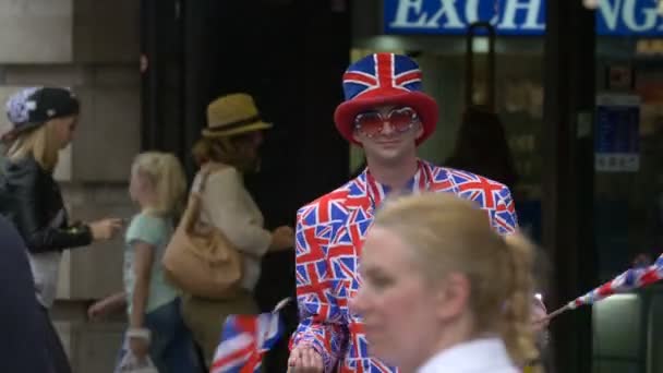 英語の旗の衣装を着た男 — ストック動画