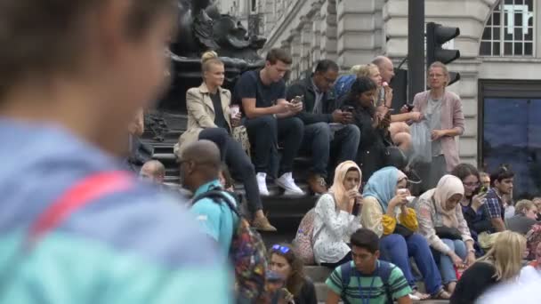 Mensen Bij Shaftesbury Memorial Fountain — Stockvideo