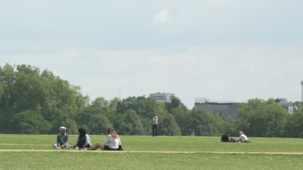 Девочки Хайд Парке Лондон — стоковое видео
