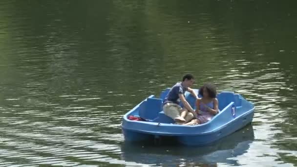 青いボートに座っているカップル — ストック動画