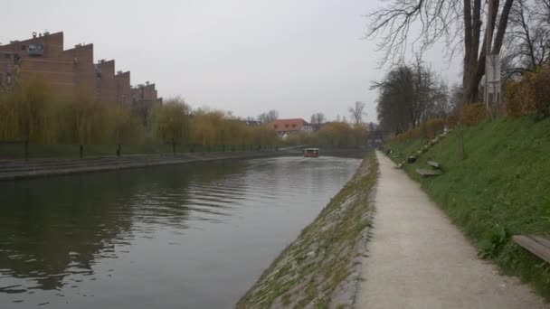 Ljubljanica Fluss Mit Einem Boot — Stockvideo