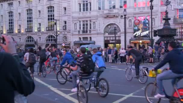 Bicikliző Emberek Londoni Piccadilly Circus Ban — Stock videók