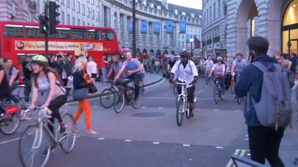 Turistas Andando Bicicleta Regent Street Londres — Vídeo de Stock