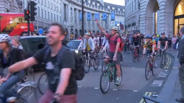 Personnes Faisant Vélo Sur Regent Street Londres — Video